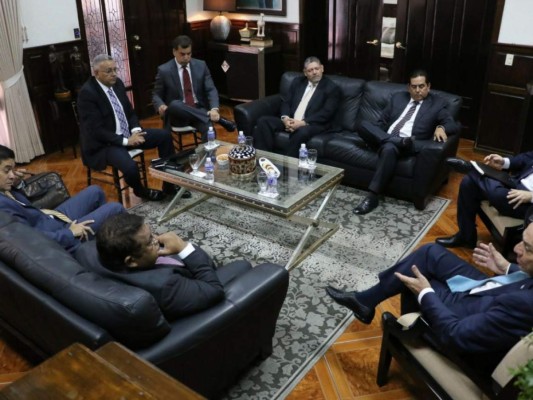 Pleno de magistrados del Tribunal Supremo Electoral se reúne con Mauricio Oliva