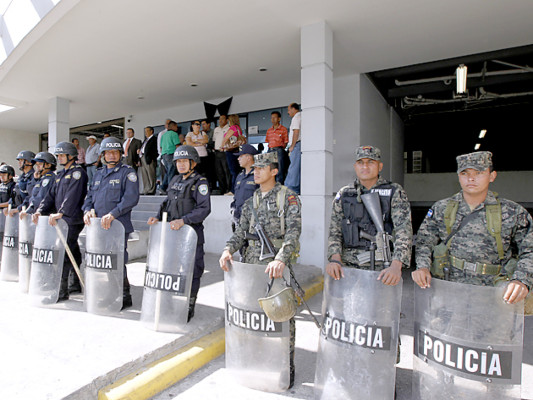 Pobladores de Patuca y Catacamas protestan frente a la ENEE en Tegucigalpa