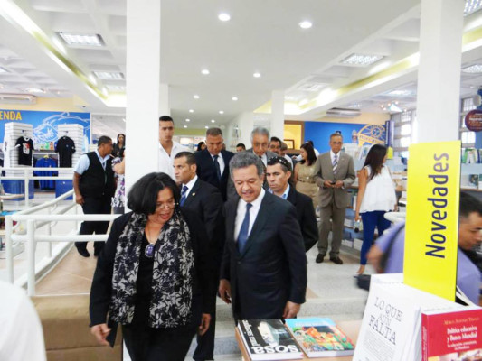 Leonel Fernández compró 160 libros a UNAH