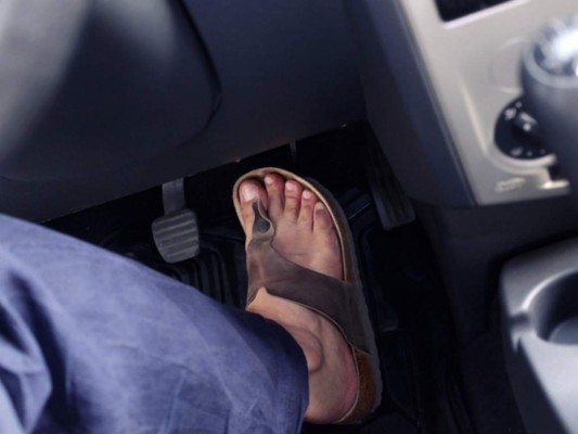 ¿Cuáles son los riesgos de conducir con los pies descalzos?