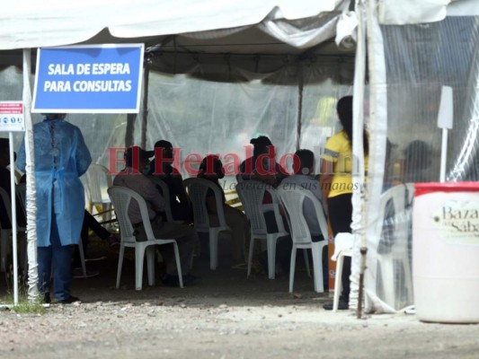 Siete meses de pandemia y los centros de triaje siguen llenos (Fotos)