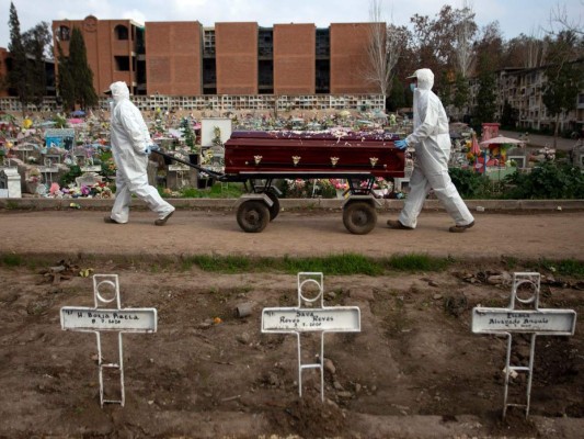 Sepulteros en Chile abrumados ante alza de muertes por covid-19