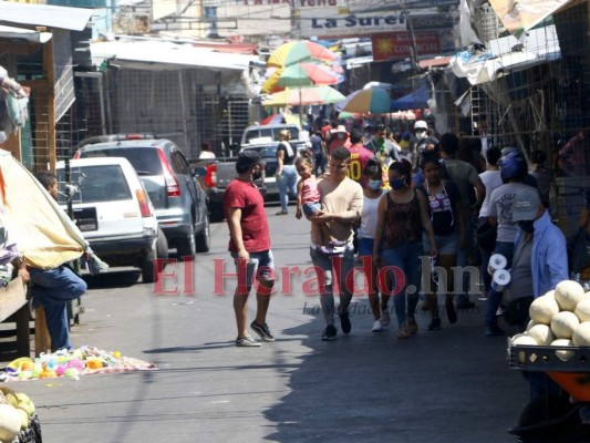 FOTOS: Viernes Santo con mercados y bancos abarrotados en la capital