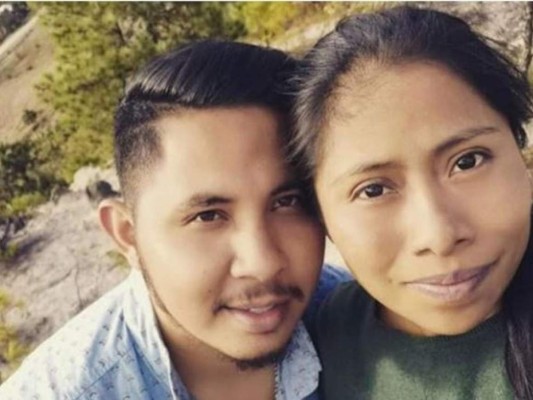 Yalitza Aparicio posa con su novio dentista en la graduación