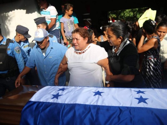 Choluteca: Con honores sepultan a policía fallecida en accidente