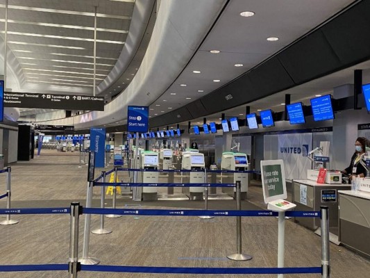 El mundo cierra fronteras frente a pandemia; aumentan protestas por toques de queda