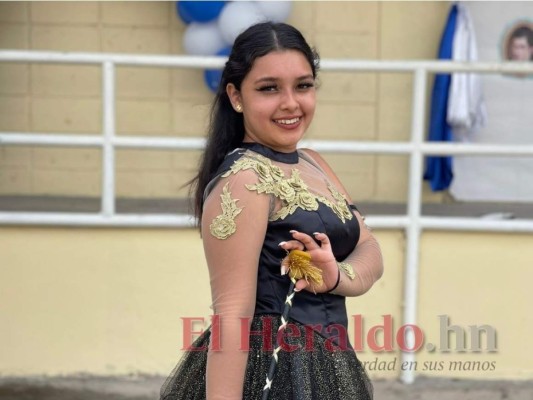 Bellas palillonas del Guillén Zelaya deslumbran con espectacular show (FOTOS)