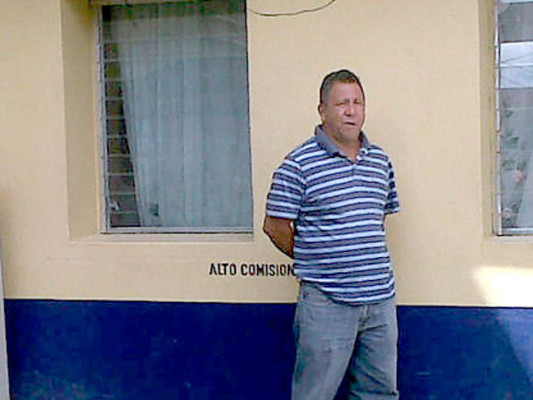 Dictan medidas a busero que ató con una cadena a menor