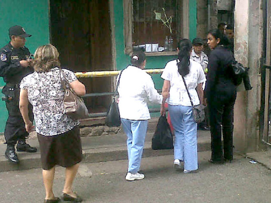 Huelguistas impiden acceso de personal de enfermería al Escuela