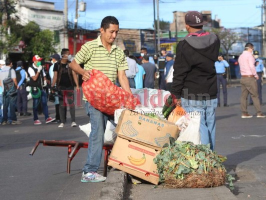 Cierran mercado Zonal Belén y vendedores sacan su producto para ir a los barrios