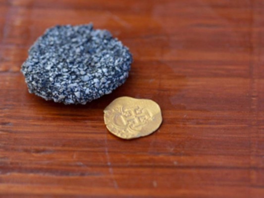 La moneda encontrada por Zach Moore en el fondo del océano. Foto: @MelFishersKW