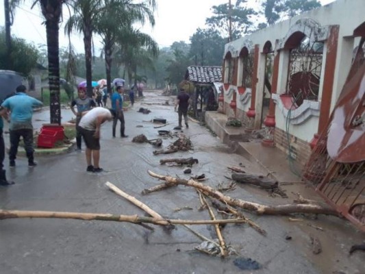 Dos menores muertos en el sur y daños en occidente por lluvias