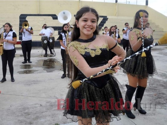 Bellas palillonas del Guillén Zelaya deslumbran con espectacular show (FOTOS)