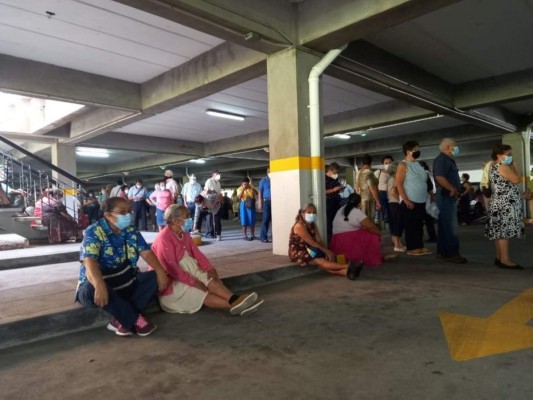 De pie y bajo el sol: así fue la jornada de vacunación de adultos mayores en El Salvador