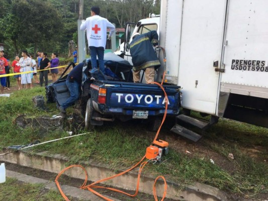Tres personas muertas al impactar vehículo contra un camión en Comayagua