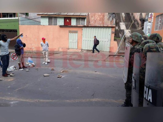 Policía Militar desaloja a manifestantes en Residencial Plaza de la capital