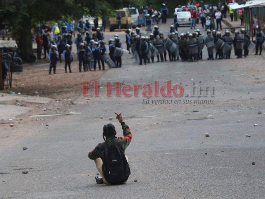 FOTOS: Las imágenes que han dejado los fuertes enfrentamientos entre estudiantes del Técnico Honduras y la Policía Nacional