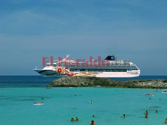 Cruceristas podrán disfrutar de Roatán pese a alerta por coronavirus