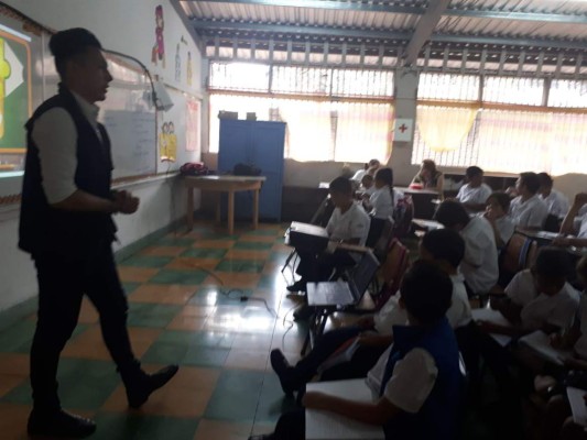 Alumnos de la Escuela República de Nicaragua aprenden a producir abono orgánico