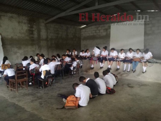 Alumnos reciben clases en indignas y penosas condiciones