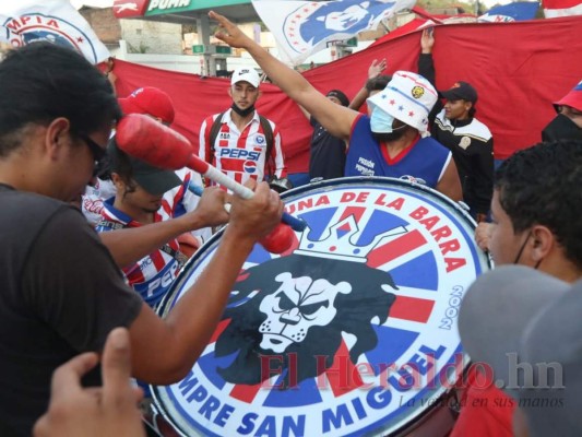 Euforia, música y pólvora: así recibió la Ultra Fiel al Olimpia (FOTOS)