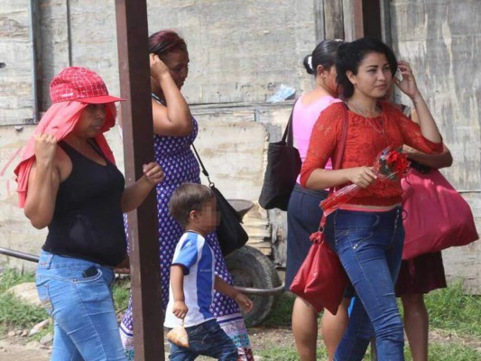 Madres lloran al saber que no podrán ver a sus hijos en la Penitenciaría Nacional en este Día de la Madre