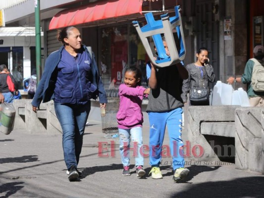 FOTOS: Frío decembrino obliga a los capitalinos a sacar sus abrigos
