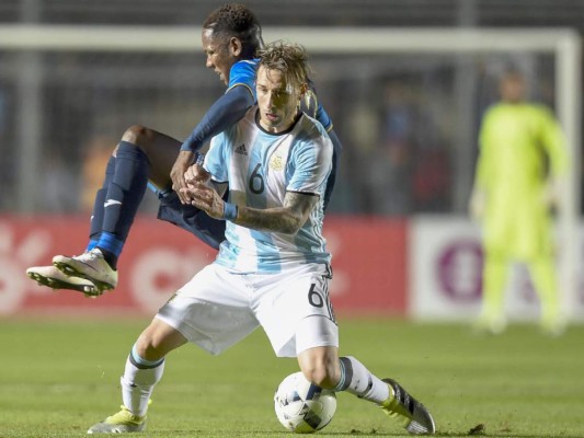 Con abrazo, Romell detiene a Messi