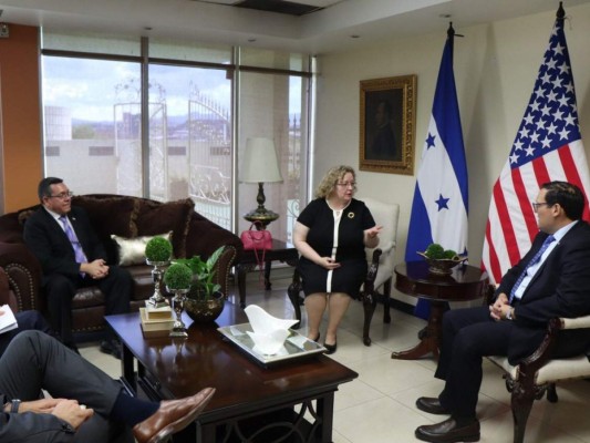 Canciller y encargada de Negocios de EE UU hablan sobre migración