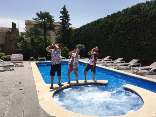 Tres hondureños refrescan el verano en Girona con Wainana, el tema musical que se apodera de tu cuerpo