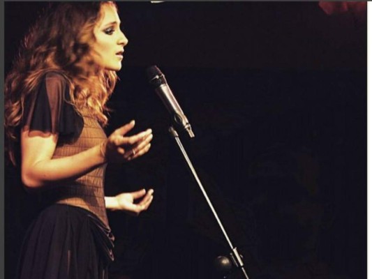 Lily Atkinson hija de 'Mr. Bean' sale al estrellato con apoyo de su padre