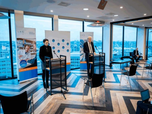 UE divulgó contrato con AstraZeneca sobre vacunas, ocultando párrafos confidenciales