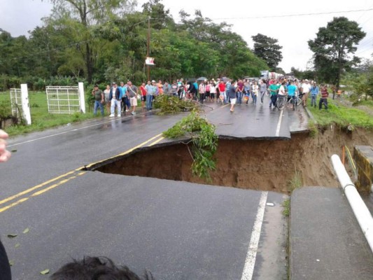 Habilitan carretera CA-13 entre Honduras y Guatemala tras hundimiento por fuertes lluvias
