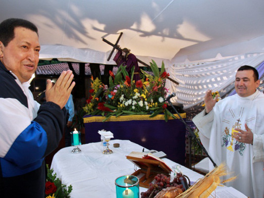 Hugo Chávez llora y clama a Dios que le dé más vida