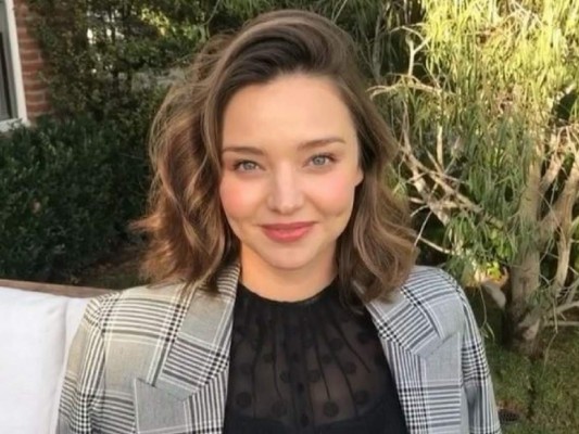 Miranda Kerr presume su abultado vientre en un sexy vestido