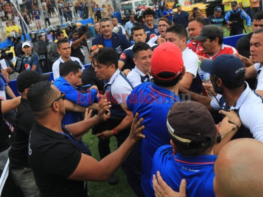 FOTOS: Golpes, empujones y gritos, así fue el altercado de Diego Vazquez en la cancha del Nacional