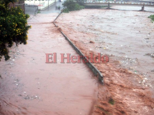 Impactantes imágenes de la crecida del río Choluteca en la capital de Honduras