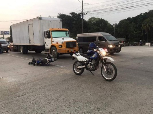 Muere mujer motociclista al impactar contra un taxi en San Pedro Sula