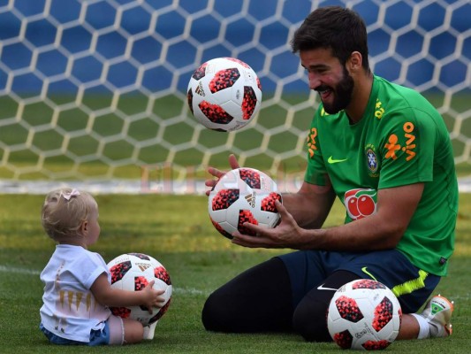 Las fotos de la hija de Alisson Becker que enternecen el entrenamiento de Brasil &nbsp;