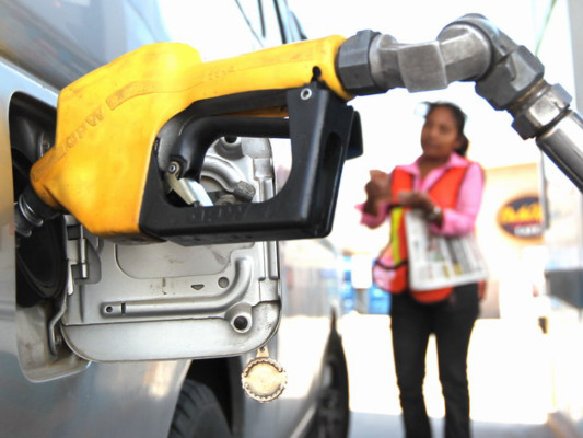 Rebajas a combustibles no llegan ni al lempira por galón