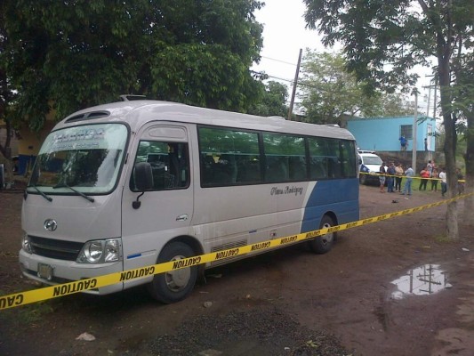 Pasajero mata a dos supuestas asaltantes