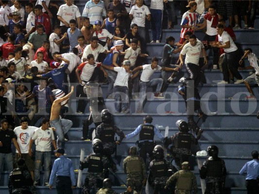 Barra que apoya a Olimpia burla los seis anillos de seguridad de la Policía