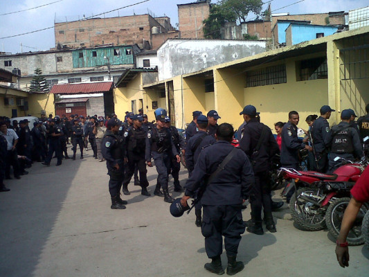 Policías declaran huelga de brazos caídos y abuchean a jefe de Policía