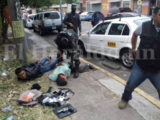 Caen asaltantes a bordo de un taxi en la capital de Honduras