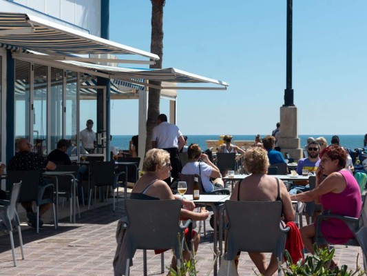 Españoles apoyan confinamiento mientras suceden protestas antigobierno