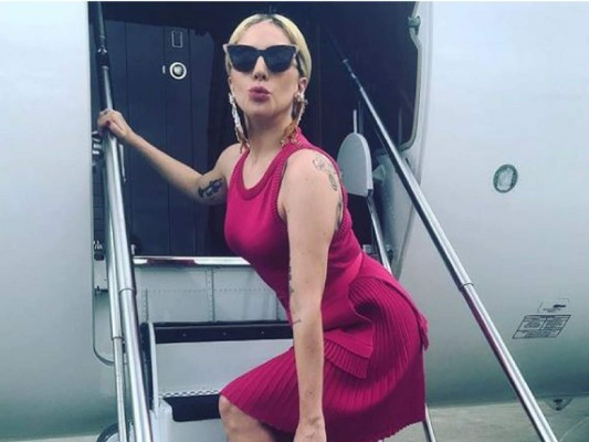 Lady Gaga calienta las redes con diminuto bikini y sexys tatuajes