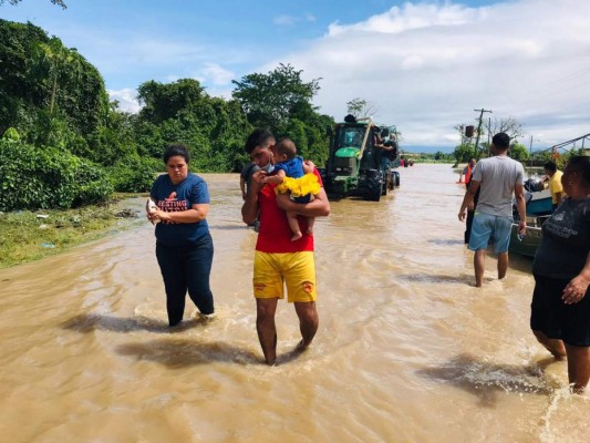 ¡Emotivos! Rescates de los Bomberos que sacaron lágrimas a Honduras en medio del desastre