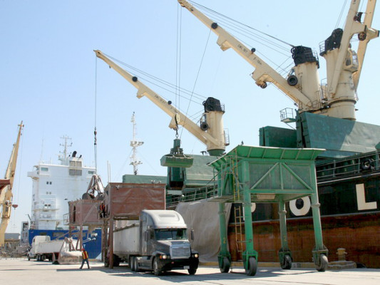 Transportistas amenazan con paro si se anula alza a tarifa