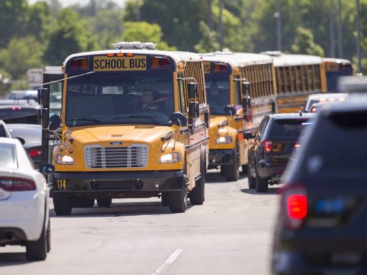 Hombre sube a autobús escolar con cuchillo en California&nbsp;