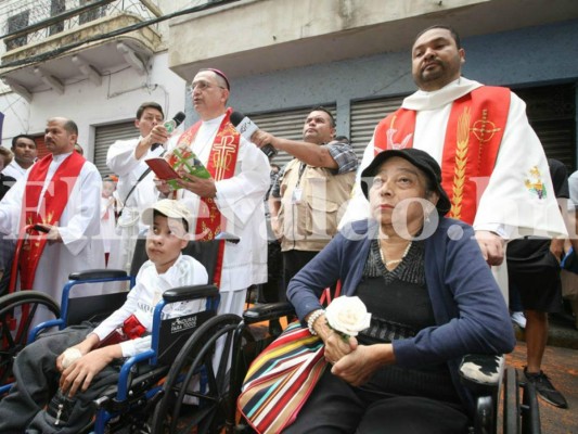Semana Santa 2017: Niños, jóvenes y adultos cargaron su cruz en vía crucis&nbsp;&nbsp;
